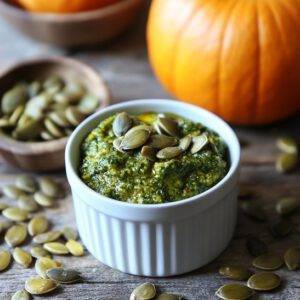Kürbis Pesto mit Kernen herum